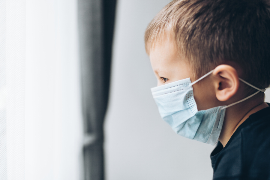 Unhappy child wearing respiratory mask as prevention against the Coronavirus Covid-19 przygnębiona mama w obliczu koronawirusa