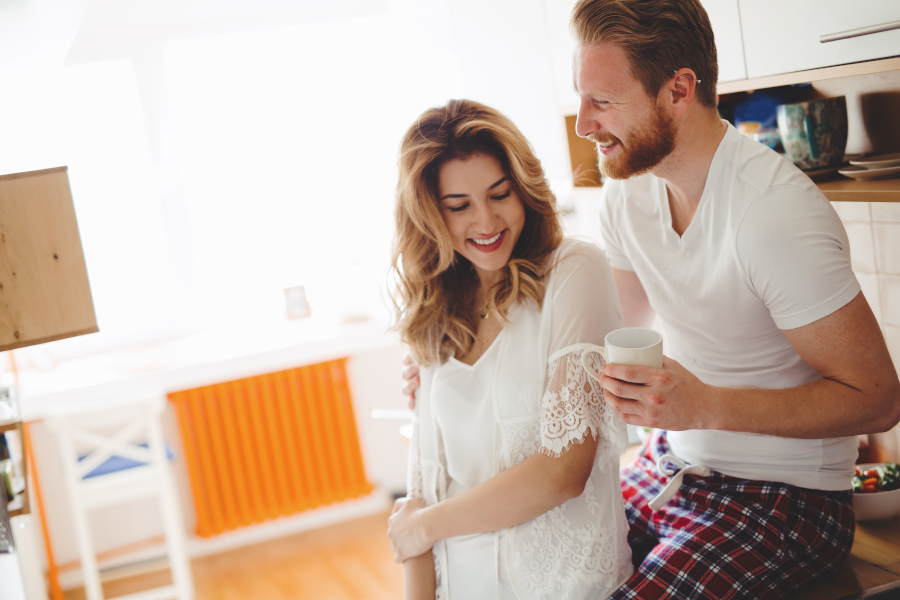 Romantic couple speding time together in kitchen 21 kluczowych pytań