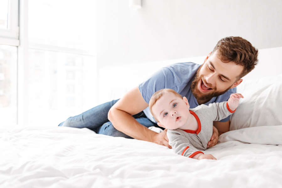 Handsome happy young man father dad having fun with his little baby Gdzie jesteś tato?