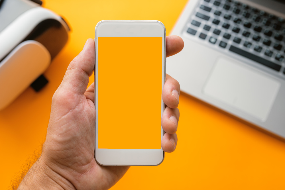 Telefon na pomarańczowym tle 10 Najważniejszych lekcji od naszego Smartfona